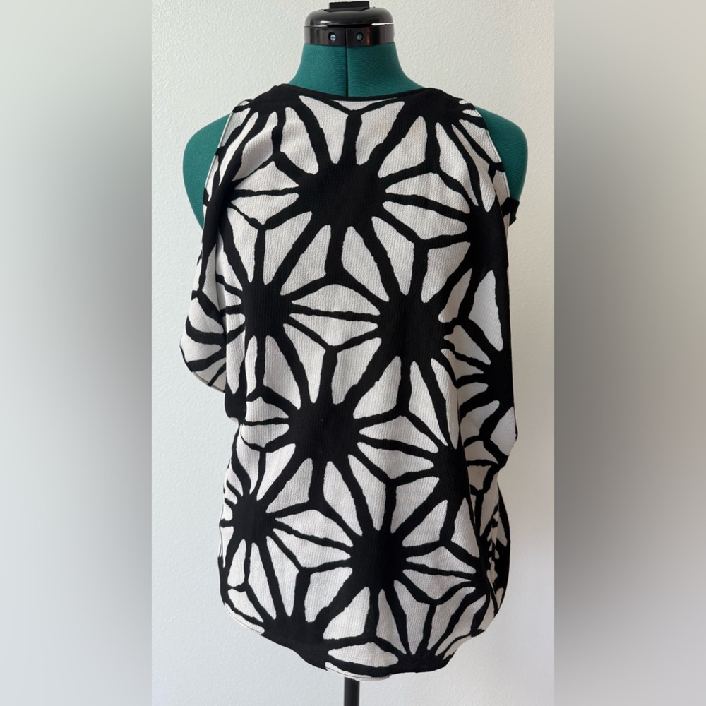 Vince Camuto Graphic Black and White cold shoulder shirt